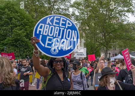 Les participants tenant des pancartes se rassemblent à Foley Square devant les palais de justice de Lower Manhattan lors du rassemblement « interdictions de nos corps » du Planned Parenthood et traversent le pont de Brooklyn jusqu'à Foley Square dans Lower Manhattan à New York. Les partisans du droit à l'avortement organisent des rassemblements à travers le pays exhortant les législateurs à codifier le droit à l'avortement après qu'une fuite de la Cour suprême a révélé une décision potentielle d'annuler le précédent établi par le site historique Roe c. Wade. (Photo par Ron Adar/SOPA Images/Sipa USA) Banque D'Images