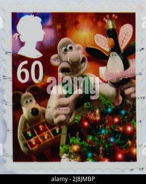 Photo d'un timbre-poste britannique avec une image de Wallace et de Gromit avec pingouin comme un ange mis sur un arbre de Noël 2010 Banque D'Images