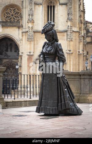 OVIEDO, ESPAGNE-10 AOÛT 2021 : statue dédiée à la Regenta en face de la cathédrale d'Oviedo (Sculpteur : Mauro Alvarez Fernandez) Banque D'Images