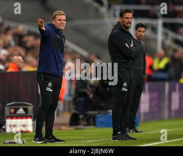 Eddie Howe, gérant de Newcastle United (à gauche) et Jason Tindall, entraîneur adjoint, sur la ligne de contact lors du match de la Premier League à St. James' Park, Newcastle upon Tyne. Date de la photo: Lundi 16 mai 2022. Banque D'Images