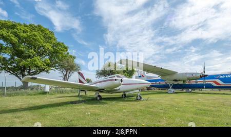 Norwich, Norfolk, Royaume-Uni – mai 14 2022. Un avion léger 1965 Piper PA-30 Twin Comanche relié à la terre. Banque D'Images