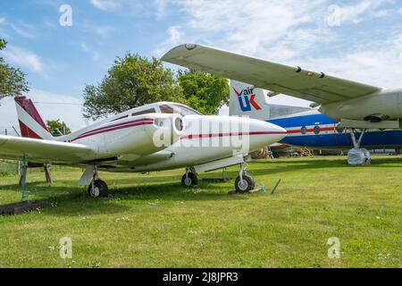 Norwich, Norfolk, Royaume-Uni – mai 14 2022. Un avion léger 1965 Piper PA-30 Twin Comanche relié à la terre. Banque D'Images