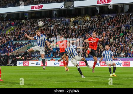 Huddersfield, Royaume-Uni. 16th mai 2022. Huddersfield Tom Lees est à la tête de buts pendant le championnat EFL Sky Bet jouer demi-finale 2nd Leg match entre Huddersfield Town et Luton Town au stade John Smiths, Huddersfield, Angleterre, le 16 mai 2022. Photo de Simon Hall. Utilisation éditoriale uniquement, licence requise pour une utilisation commerciale. Aucune utilisation dans les Paris, les jeux ou les publications d'un seul club/ligue/joueur. Crédit : UK Sports pics Ltd/Alay Live News Banque D'Images