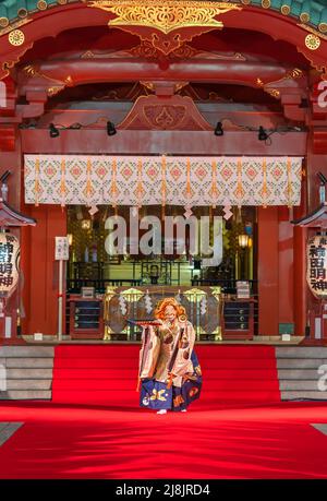 tokyo, japon - décembre 15 2019 : danse kagura interprétée par l'un des sept dieux lucky, la déité de la richesse Daikokuten à Edo Tokyo Yoichi Night Marke Banque D'Images