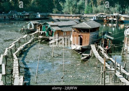 Bateaux de la maison sur la rivière Jhelum au Cachemire 1986 Banque D'Images