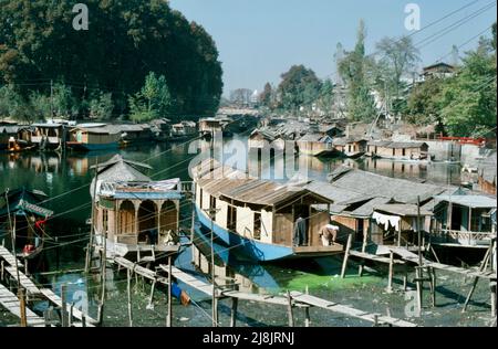 Bateaux de la maison sur la rivière Jhelum au Cachemire 1986 Banque D'Images