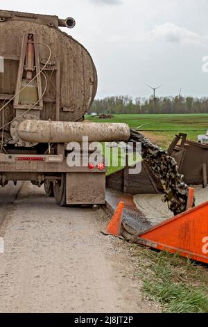 Elkton, Michigan - le fumier de vache est déchargé d'un camion-citerne et pompé vers un tracteur éloigné qui le répand sur un champ agricole comme engrais. Banque D'Images