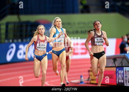 Sara Kuivisto, Lucia Stafford participant aux Championnats du monde en salle de Belgrade 2022 dans les 1500 mètres. Banque D'Images