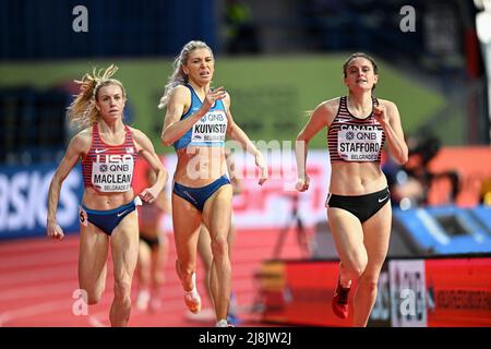 Sara Kuivisto, Lucia Stafford participant aux Championnats du monde en salle de Belgrade 2022 dans les 1500 mètres. Banque D'Images