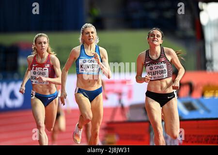 Sara Kuivisto, Lucia Stafford participant aux Championnats du monde en salle de Belgrade 2022 dans les 1500 mètres. Banque D'Images