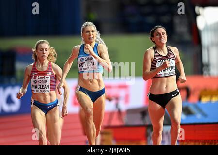 Sara Kuivisto, Lucia Stafford participant aux Championnats du monde en salle de Belgrade 2022 dans les 1500 mètres. Banque D'Images