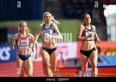 Sara Kuivisto, Lucia Stafford participant aux Championnats du monde en salle de Belgrade 2022 dans les 1500 mètres. Banque D'Images