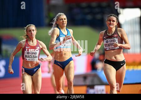 Sara Kuivisto, Lucia Stafford participant aux Championnats du monde en salle de Belgrade 2022 dans les 1500 mètres. Banque D'Images