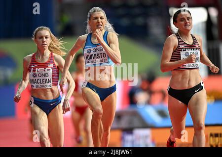 Sara Kuivisto, Lucia Stafford participant aux Championnats du monde en salle de Belgrade 2022 dans les 1500 mètres. Banque D'Images