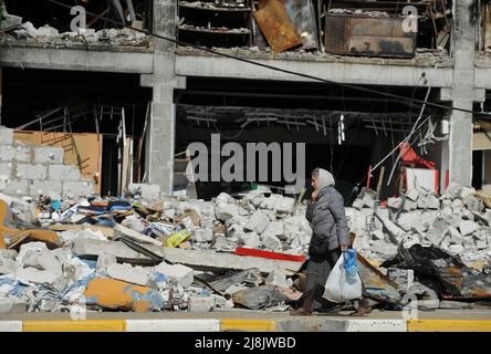 Irpin, Ukraine. 16th mai 2022. Une femme passe devant un centre commercial détruit qui a été endommagé par les bombardements de l'armée russe dans la ville d'Irpin, près de la capitale ukrainienne Kiev. La Russie a envahi l'Ukraine le 24 février 2022, déclenchant la plus grande attaque militaire en Europe depuis la Seconde Guerre mondiale (Photo par Sergei Chuzavkov/SOPA Images/Sipa USA) crédit: SIPA USA/Alay Live News Banque D'Images