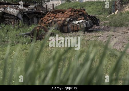 Kharkiv, Ukraine. 16th mai 2022. Un char russe détruit par les forces ukrainiennes se trouve sur le côté d'une route dans une petite ville à l'est de Kharkiv, à Vilhivka, en Ukraine, le lundi 16 mai 2022. Les forces ukrainiennes ont déclaré lundi que leur contre-offensive dans la deuxième plus grande ville de Kharkiv leur a permis de repousser les forces russes dans l'un des revers les plus importants pour Moscou depuis son invasion. Photo de Ken Cedeno/UPI crédit: UPI/Alay Live News Banque D'Images