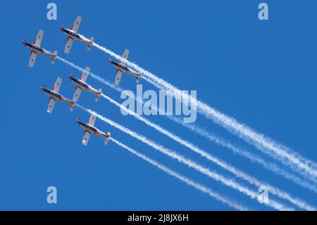 (220516) -- ZADAR, le 16 mai 2022 (Xinhua) -- l'équipe de voltige aérienne croate Wings of Storm se produit lors d'un spectacle à Zadar, en Croatie, le 16 mai 2022. (Dino Stanin/PIXSELL via Xinhua) Banque D'Images