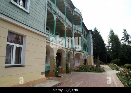 Komańcza, Bieszczady, Pologne, Polen, Polska; Monastère des Sœurs de la Sainte famille de Nazareth ; Klasztor Sióstr Nazaretanek, villa de style suisse Banque D'Images