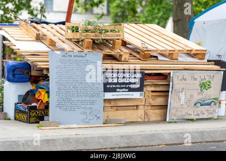 Camp de protestation des convoi de liberté sur le Victoria Embankment, Westminster, Londres, Royaume-Uni. COVID 19 messages de théorie de la conspiration. Arrêtez les jabs Covid pour les enfants Banque D'Images