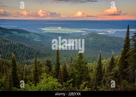 Vue sur le parc national Harriman et la fourche Henry's de la rivière Snake depuis Bishop Mountain, Island Park, Fremont County, Idaho, États-Unis Banque D'Images