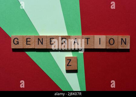 Génération Z, personnes nées entre 1995 et 2010, mots en lettres de l'alphabet en bois isolées sur fond de couleur Banque D'Images