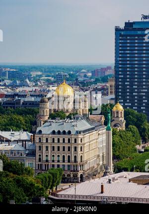 Vue vers la Nativité du Christ Cathédrale orthodoxe, Riga, Lettonie Banque D'Images