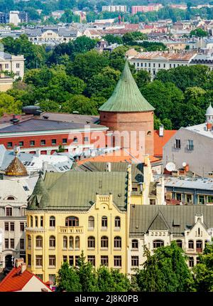 Vue vers la maison de chat et la tour de poudre, Riga, Lettonie Banque D'Images