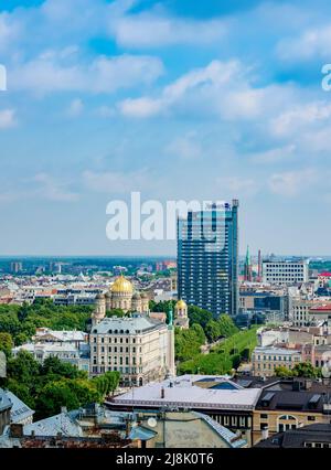 Vue vers la Nativité du Christ Cathédrale orthodoxe, Riga, Lettonie Banque D'Images