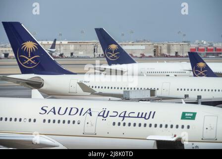 Djeddah, Arabie Saoudite. 12th mai 2022. Le porte-drapeau de l'Arabie Saoudite, compagnie aérienne saoudienne, les avions sont vus sur la piste de l'aéroport international de Jeddah (Yidda). (Credit image: © Budrul Chukrut/SOPA Images via ZUMA Press Wire) Banque D'Images