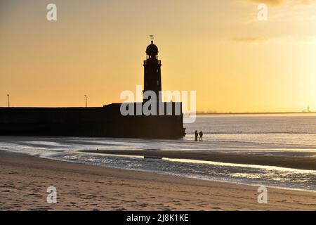 Jetée avec phare en lumière du soir, Allemagne, Basse-Saxe, Bremerhaven Banque D'Images