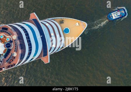 Cruiser de la compagnie maritime MCS transporté sur l'Elbe par un remorqueur, Allemagne, Hambourg Banque D'Images