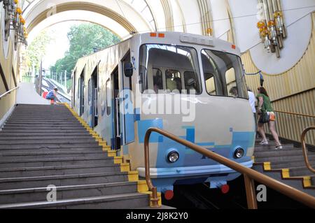 Le funiculaire de Kiev, qui relie l'historique Uppertown, et le quartier inférieur de Podil à travers la colline escarpée Volodymyrska au Dniepr. Banque D'Images