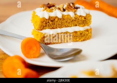Portion de gâteau de carottes maison Banque D'Images