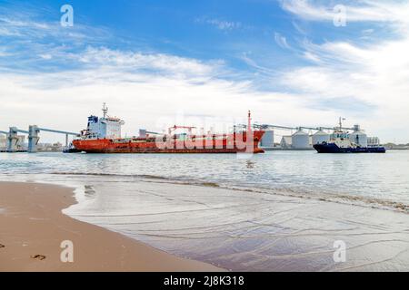 Grain le transporteur de vrac entre dans le port de Necochea en Argentine. Banque D'Images