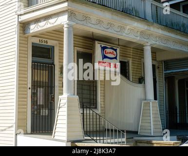 NEW ORLEANS, LA, USA - 3 MAI 2022 : panneau d'impôt sur le revenu Econotax à l'entrée d'une entreprise de préparation d'impôt à domicile dans le quartier de Carrollton Banque D'Images