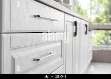 Tiroirs de cuisine blancs dans une pièce moderne, fermé Banque D'Images