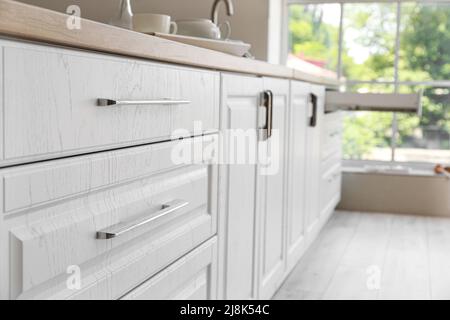 Tiroirs de cuisine blancs dans une pièce moderne, fermé Banque D'Images