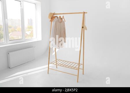 Rack en bois avec chemises et accessoires dans un studio photo moderne Banque D'Images