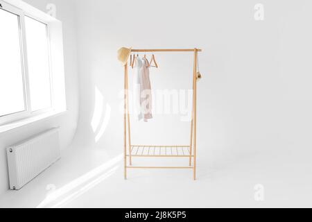 Rack en bois avec chemises et accessoires dans un studio photo moderne Banque D'Images