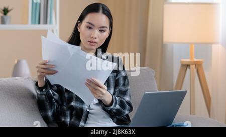 Angry stressé asiatique femme d'affaires enseignant d'Internet indépendant boss fille vidéo conférence appel discutant avec ordinateur portable querel défaut de travail Banque D'Images