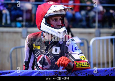 MANCHESTER, ROYAUME-UNI. 16th MAI Max Fricke regarde la préparation de la piste pendant le match SGB Premiership entre Belle vue Aces et King's Lynn Stars au National Speedway Stadium, Manchester, le lundi 16th mai 2022. (Credit: Ian Charles | MI News) Credit: MI News & Sport /Alay Live News Banque D'Images