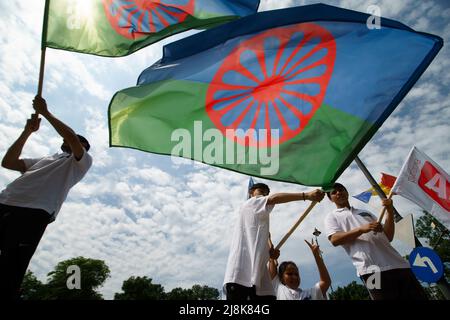 Bucarest, Roumanie - 16 mai 2022 : des militants roms protestent devant l'ambassade de Russie, car il a été dit que les Roms ukrainiens « avaient » un char russe Banque D'Images