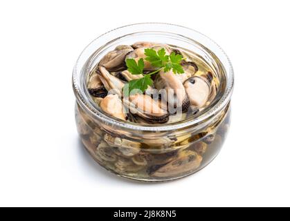 Moules marinées dans un pot en verre isolé sur blanc Banque D'Images