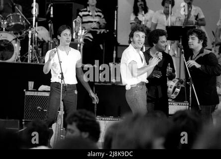 Jackson Browne Singing, soutenu par Bruce Springsteen et Gary U.S. Bonds, No Nukes, concert, Hollywood Bowl, 1981 Banque D'Images