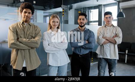 Heureux fier groupe professionnel divers gens d'affaires se tiennent au bureau avec leurs bras croisés sourire en toute confiance regardant la caméra réussie Banque D'Images