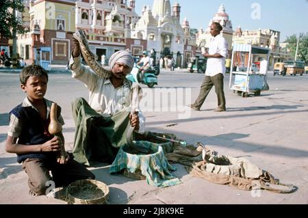 Charmeur de serpent et fils à New Delhi, Inde 1986 Banque D'Images