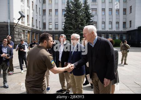 Kiev, Ukraine. 14th mai 2022. Le président ukrainien VOLODYMYR ZELENSKYY, à gauche, accueille le sénateur JOHN CORNYN du Texas, à droite, et un groupe de sénateurs GOP à son arrivée au bâtiment de l'Administration présidentielle. Credit: Présidence de l'Ukraine/ZUMA Press Wire Service/ZUMAPRESS.com/Alamy Live News Banque D'Images