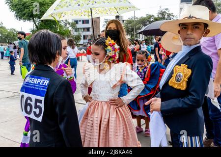 Les enfants danseuses en costume attendent de participer à Un concours de danse Marinera au festival de danse Marinera, Trujillo, région de la Libertad, Pérou. Banque D'Images