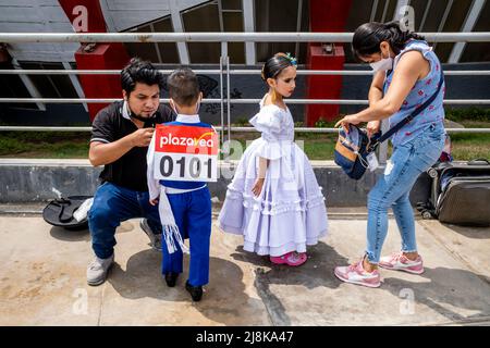 Les enfants danseuses en costume attendent de participer à Un concours de danse Marinera au festival de danse Marinera, Trujillo, région de la Libertad, Pérou. Banque D'Images