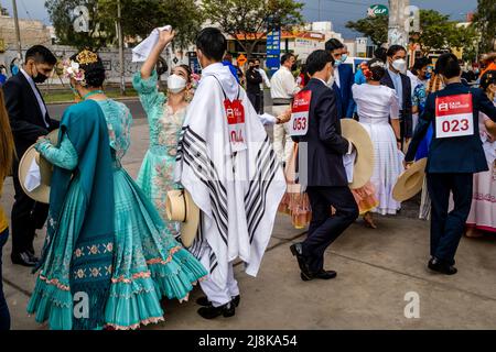 De jeunes danseurs péruviens en costume attendent de participer à Un concours de danse Marinera au festival de danse Marinera, Trujillo, région de la Libertad, Pérou Banque D'Images